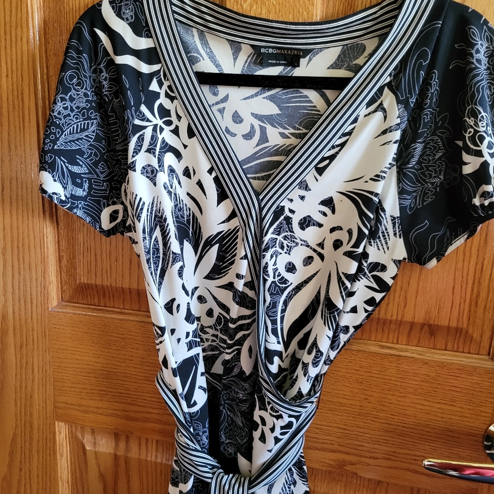 BCBG Maxazria womens top in size large.